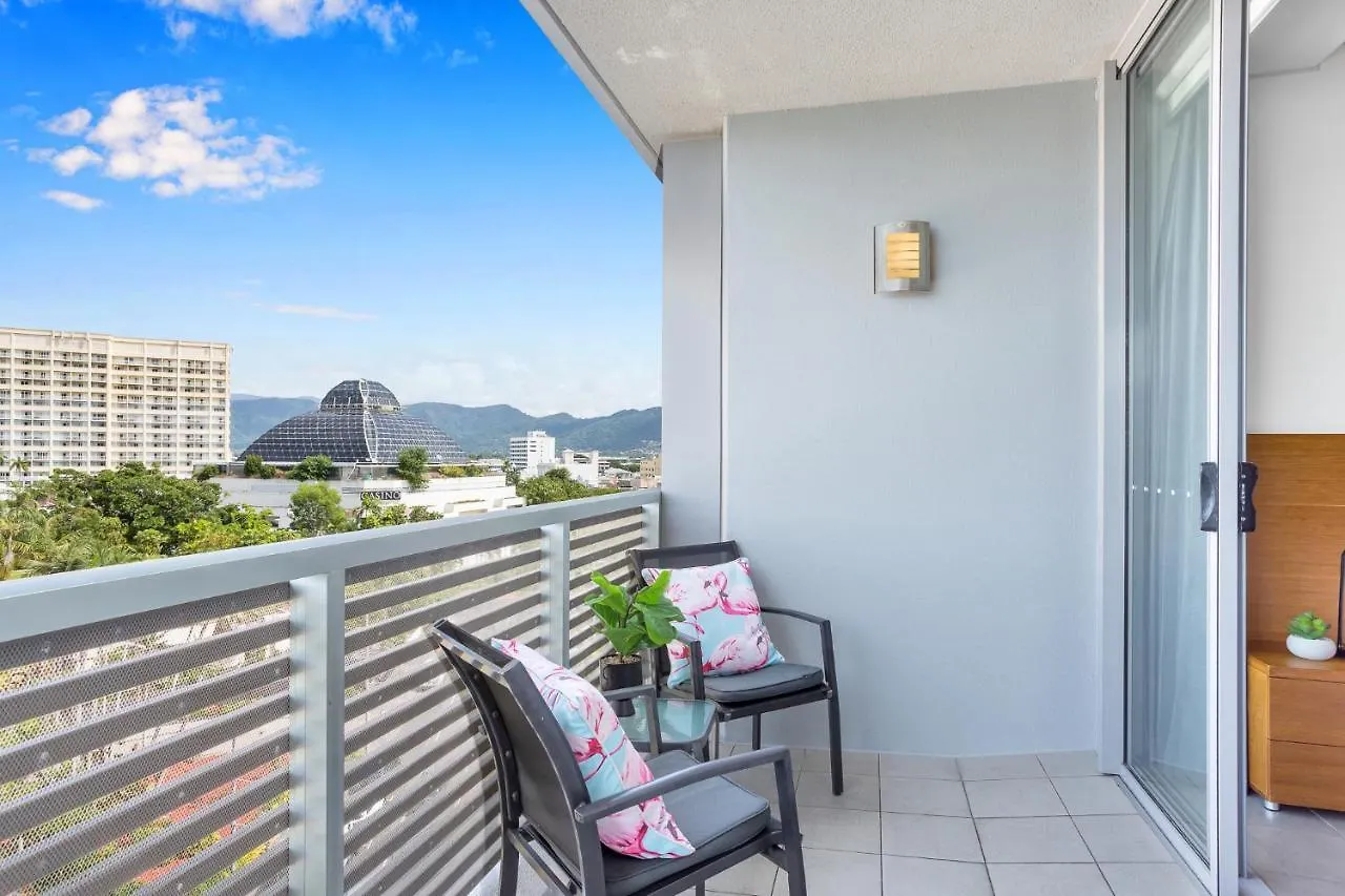 Marina View Queen Bed Studio Apartment Pool & Gym Cairns