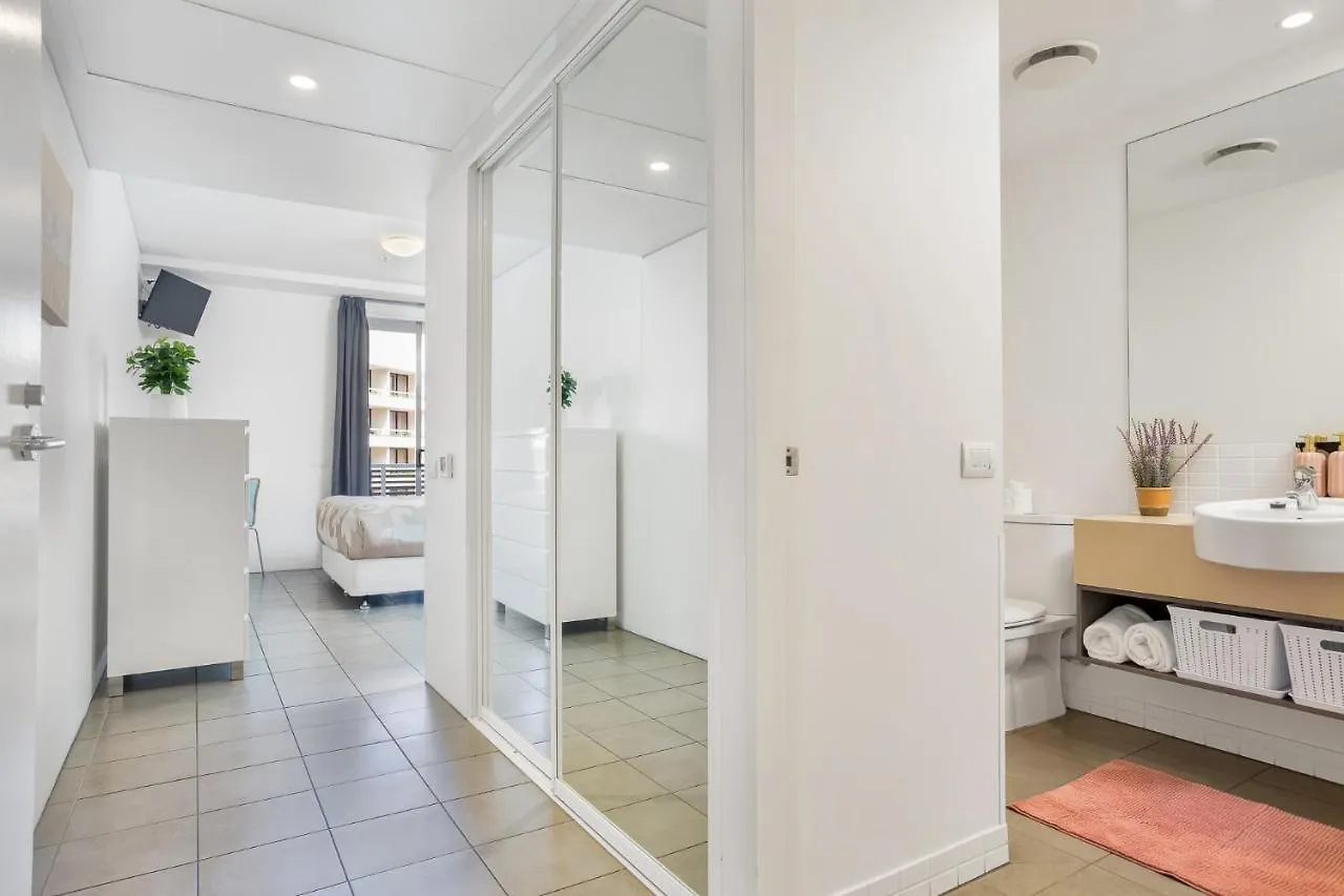 Marina View Queen Bed Studio Apartment Pool & Gym Cairns